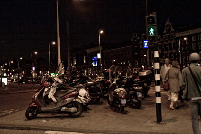 Motorroller in der Nacht